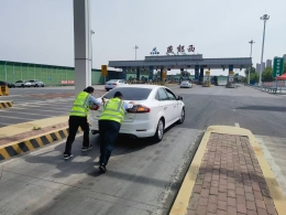 廊坊分公司燕郊西收费站：推车解困保畅通，便民服务显担当